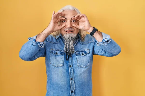 Hombre Mediana Edad Con Pelo Gris Pie Sobre Fondo Amarillo —  Fotos de Stock