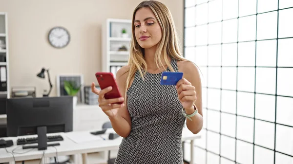 Ung Blond Kvinna Företagare Shopping Med Smartphone Och Kreditkort Kontoret — Stockfoto
