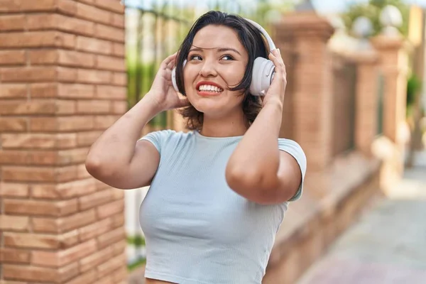 Young Hispanic Woman Listening Music Street — ストック写真