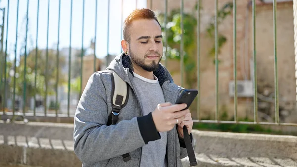 Hombre Hispano Usando Smartphone Calle —  Fotos de Stock
