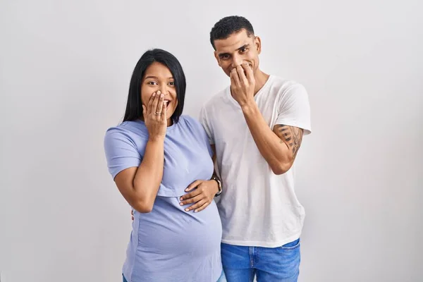 Latin Kökenli Genç Bir Çift Arka Planda Bebek Bekliyor Gülüyor — Stok fotoğraf