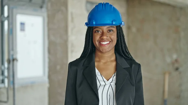 Afrikaans Amerikaanse Vrouw Architect Glimlachen Zelfverzekerd Staan Bouwplaats — Stockfoto