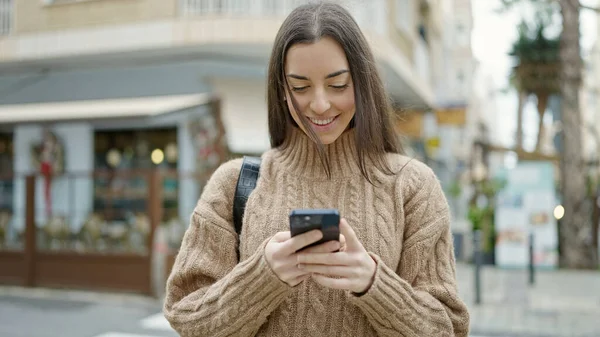 Νεαρή Όμορφη Ισπανόφωνη Γυναίκα Που Χρησιμοποιεί Smartphone Χαμογελώντας Στη Βεράντα — Φωτογραφία Αρχείου