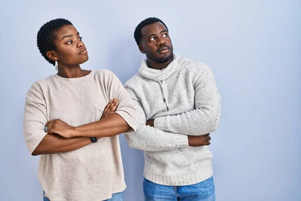 Jeune Couple Afro Américain Debout Sur Fond Bleu Regardant Ensemble — Photo