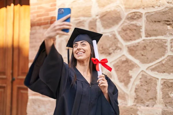 Mezuniyet Üniforması Giyen Genç Spanyol Kadın Elinde Diplomayla Üniversitedeki Akıllı — Stok fotoğraf