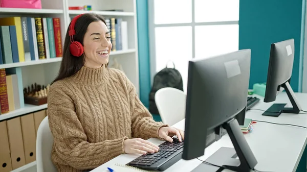 Üniversite Sınıfında Bilgisayar Kulaklık Kullanan Güzel Spanyol Bir Kız Öğrenci — Stok fotoğraf