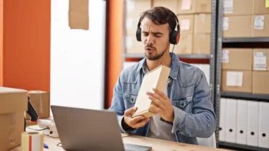 Latin asıllı genç bir iş adamı ofiste video görüşmesi yapıyor.