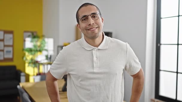 Молодий Іспаномовний Чоловік Бізнесмен Посміхається Впевнено Потиснути Руку Офісі — стокове відео