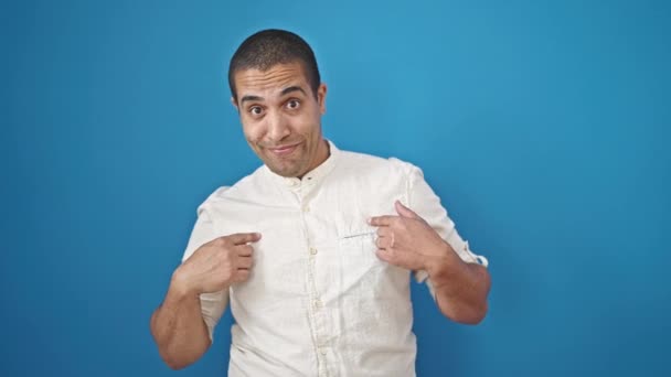 Mladý Hispánec Muž Ukazuje Sama Sebe Říkat Prstem Přes Izolované — Stock video