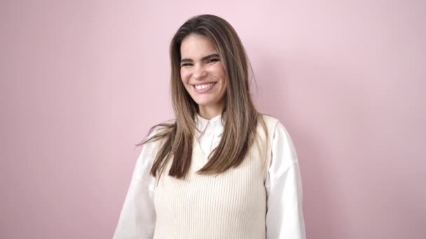 Genç Güzel Spanyol Bir Kadın Pembe Arka Planda Baş Parmağıyla — Stok video