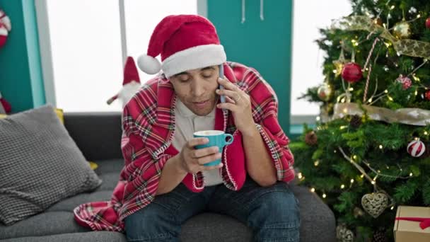 Jovem Hispânico Homem Falando Smartphone Beber Café Celebrando Natal Casa — Vídeo de Stock