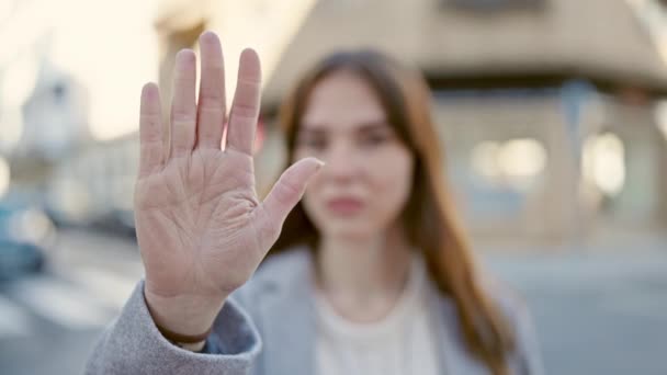 Joven Mujer Hispana Haciendo Stop Gesture Con Mano Calle — Vídeos de Stock