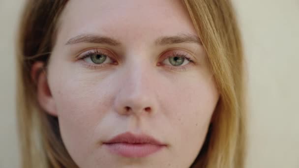 Junge Blonde Frau Steht Mit Ernstem Gesichtsausdruck Vor Isoliertem Weißen — Stockvideo