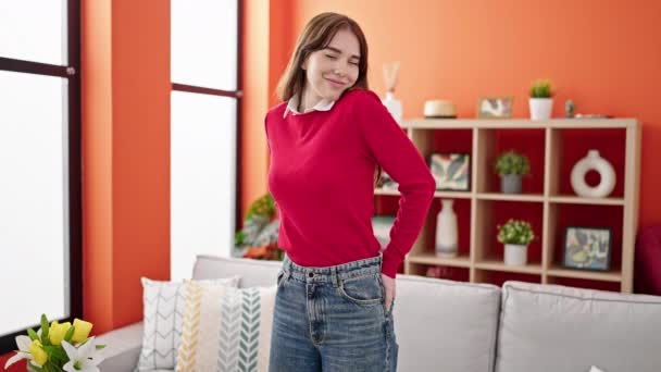 Mladý Hispánec Žena Usměvavá Sebevědomě Sedí Pohovce Relaxaci Doma — Stock video