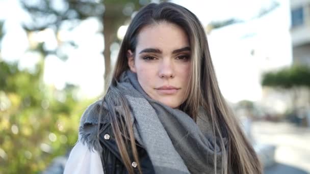 Joven Mujer Hispana Hermosa Pie Con Expresión Seria Saliendo Calle — Vídeo de stock