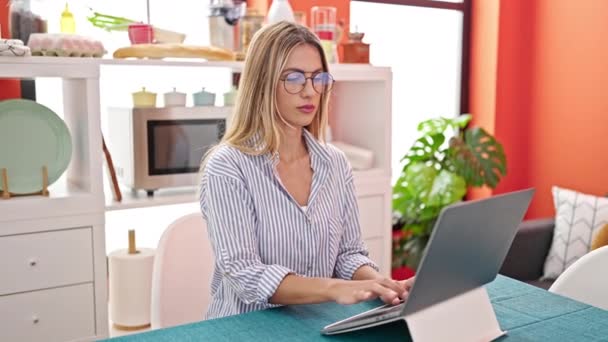 Wanita Pirang Muda Menggunakan Laptop Mengambil Kacamata Melakukan Latihan Yoga — Stok Video