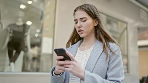 Mujer Hispana Joven Usando Teléfono Inteligente Buscando Molesto Calle — Vídeo de stock