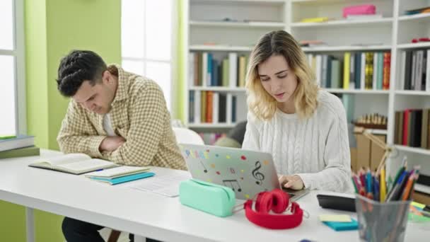 Erkek Kadın Öğrenciler Kütüphanede Dizüstü Bilgisayar Okuyorlar — Stok video