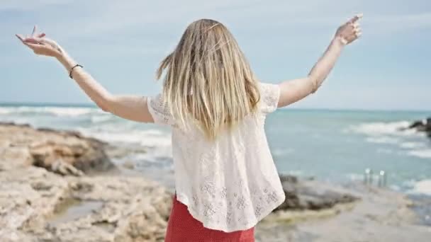 Ung Blond Kvinna Turist Står Baklänges Dansa Stranden — Stockvideo