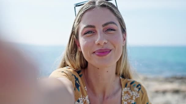 Genç Sarışın Kadın Deniz Kenarında Öpüşen Akıllı Telefonun Yanında Selfie — Stok video