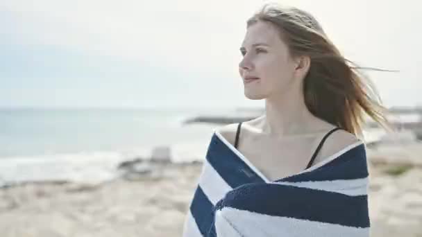 Młoda Blondynka Turystka Bikini Pokryta Ręcznikiem Plaży — Wideo stockowe