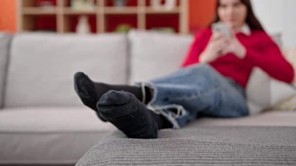 Νεαρή Ισπανόφωνη Γυναίκα Που Χρησιμοποιεί Smartphone Κάθεται Στον Καναπέ Στο — Αρχείο Βίντεο