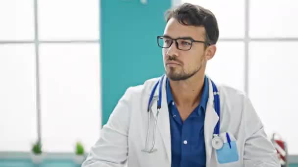 Joven Médico Hispano Sonriendo Confiado Clínica — Vídeo de stock