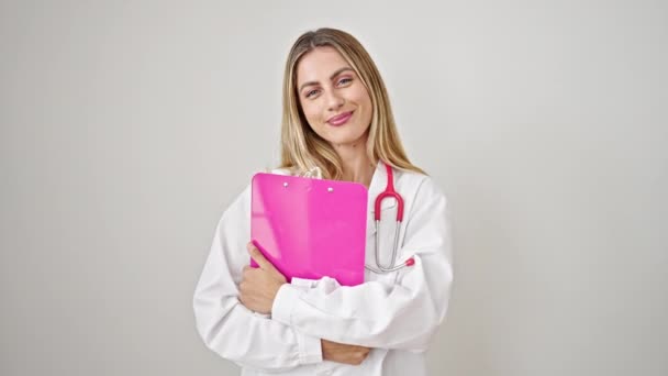Jeune Femme Blonde Médecin Souriant Confiant Tenant Rapport Médical Sur — Video