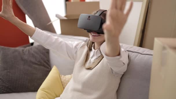 Giovane Bella Donna Ispanica Indossa Occhiali Realtà Virtuale Seduto Sul — Video Stock