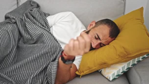 Genç Spanyol Adam Kanepede Uzanıp Evde Uyuyor — Stok video
