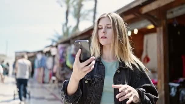 Ung Blond Kvinna Ler Säker Att Göra Selfie Smartphone Gatumarknaden — Stockvideo