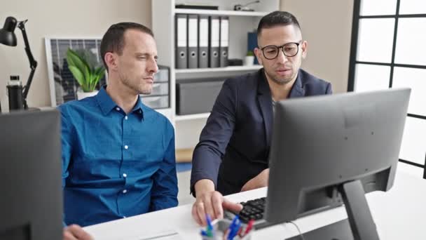 Two Men Business Workers Using Computer Speaking Office — Stock Video