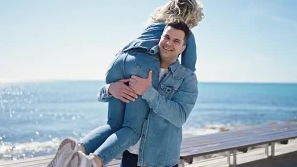 Homem Mulher Casal Sorrindo Confiante Segurando Namorada Girando Beira Mar — Vídeo de Stock