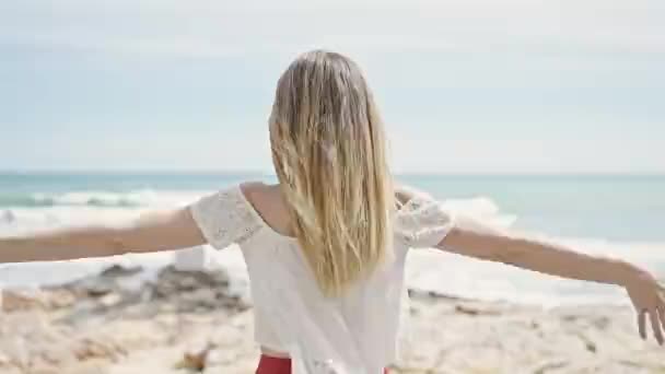 Młoda Blondynka Turystka Stojąca Tyłem Ćwiczy Jogę Plaży — Wideo stockowe