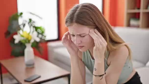 Junge Blonde Frau Leidet Unter Kopfschmerzen Wenn Sie Hause Auf — Stockvideo