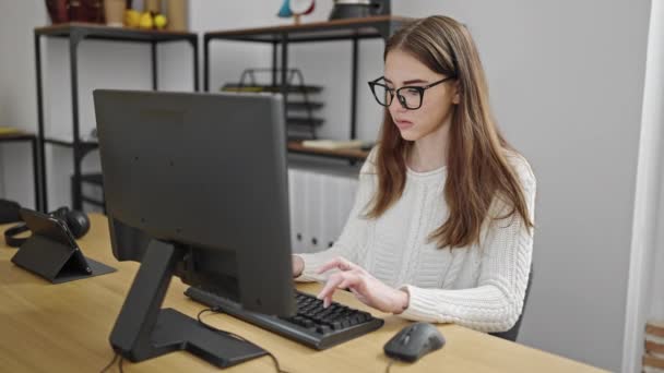 在办公室使用计算机的年轻的惊慌失措的女商人 — 图库视频影像