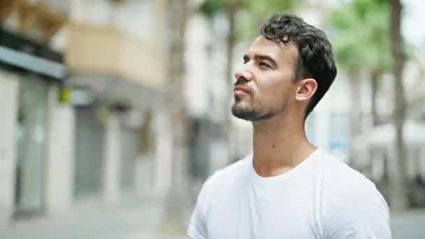 Joven Hispano Estornudando Calle — Vídeos de Stock