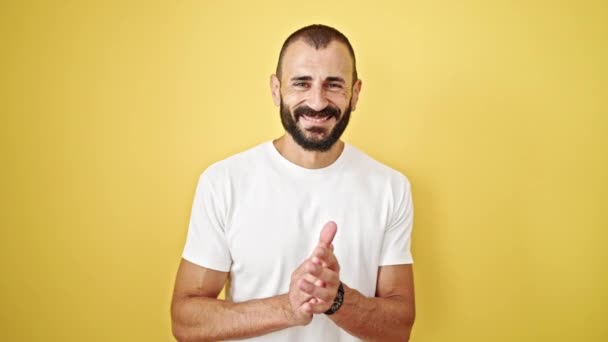 Jovem Hispânico Sorrindo Confiante Batendo Palmas Sobre Fundo Amarelo Isolado — Vídeo de Stock
