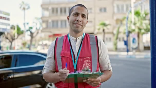 Jovem Hispânico Voluntário Sorrindo Escrevendo Área Transferência Falando Rua — Vídeo de Stock