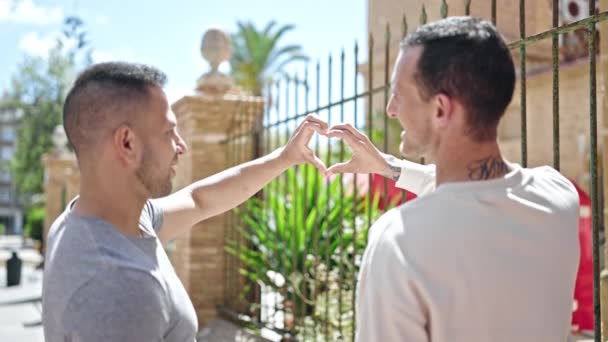 Dois Homens Casal Sorrindo Confiante Fazendo Gesto Coração Rua — Vídeo de Stock