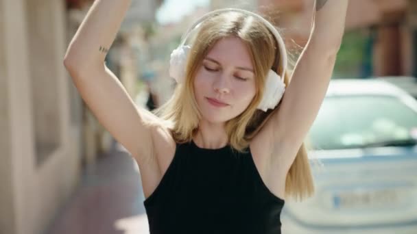 Young Blonde Woman Listening Music Dancing Street — Vídeos de Stock