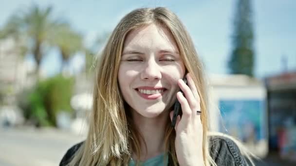 Young Blonde Woman Smiling Confident Talking Smartphone Street — ストック動画