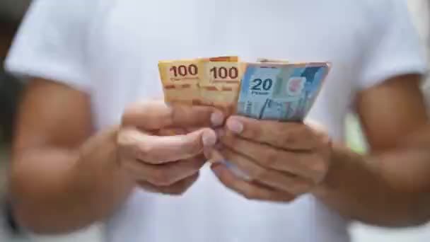 Młody Hiszpan Liczący Meksykańskie Peso Ulicy — Wideo stockowe