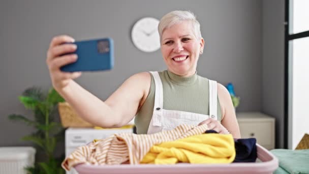 Středního Věku Šedovlasá Žena Úsměvem Sebevědomí Aby Selfie Smartphone Prádelně — Stock video