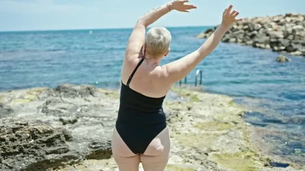 Orta Yaşlı Gri Saçlı Mayo Giyen Plajda Kollarını Geriye Doğru — Stok video