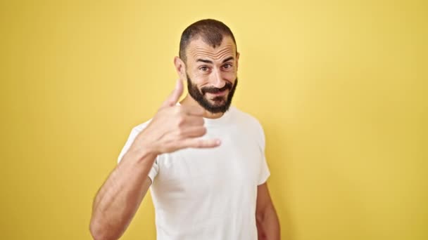 Jovem Hispânico Sorrindo Confiante Fazendo Gesto Telefônico Com Mão Sobre — Vídeo de Stock