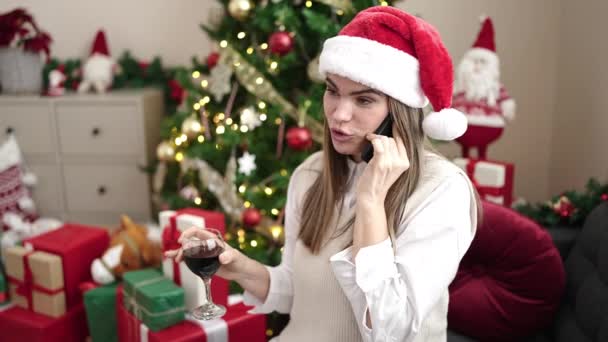 Jonge Mooie Spaanse Vrouw Aan Telefoon Die Thuis Glas Wijn — Stockvideo