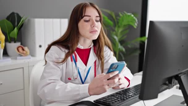 Młoda Latynoska Lekarz Pomocą Komputera Smartfona Klinice — Wideo stockowe