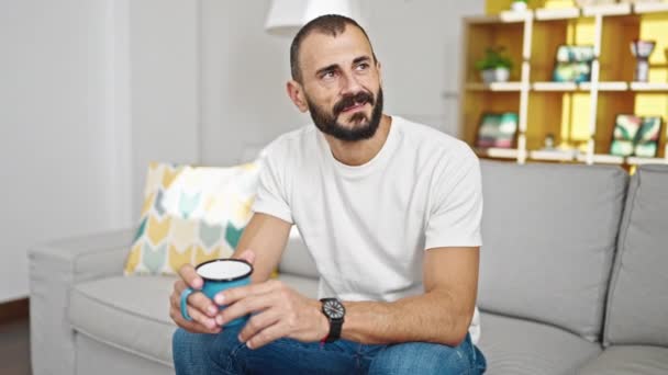 Genç Spanyol Adam Kahve Içiyor Evde Nöbet Tutuyor — Stok video