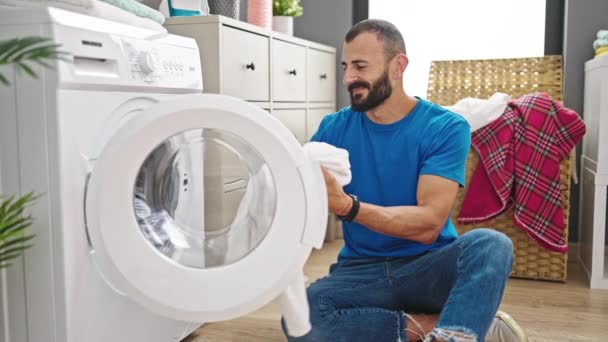 Νεαρός Ισπανός Άντρας Χαμογελάει Αυτοπεποίθηση Πλένει Ρούχα Στο Πλυσταριό — Αρχείο Βίντεο
